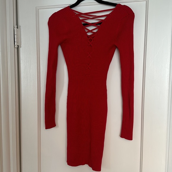 Very cute red dress with cross cross upper back - Picture 2 of 3